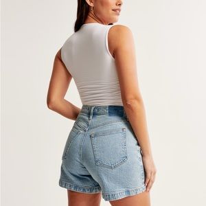 Abercrombie Curve Love High Rise Dad Short in Light
